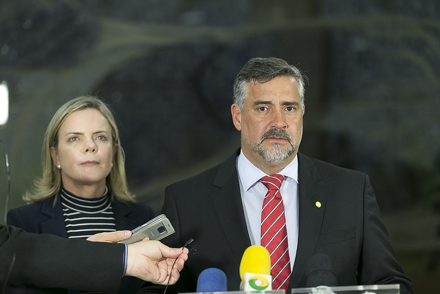 Os deputados federais pelo PT, Gleisi Hoffmann, e Paulo Pimenta