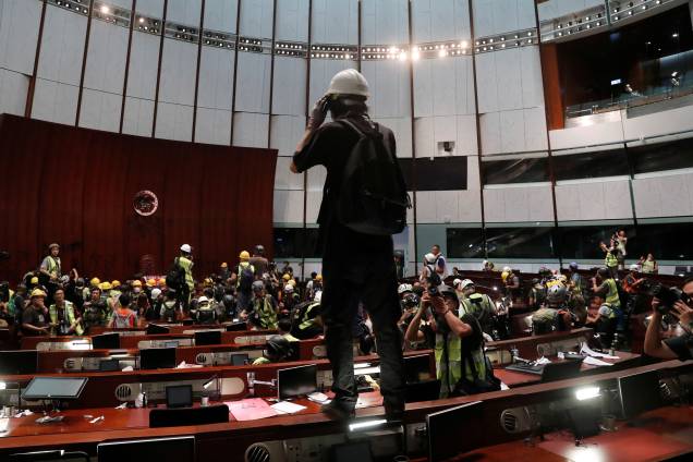 Manifestantes são vistos dentro da câmara depois que invadiram o prédio do Conselho Legislativo durante o aniversário da transferência de Hong Kong para a China - 01/07/2019 Manifestantes são vistos dentro da câmara depois que invadiram o prédio do Conselho Legislativo durante o aniversário da transferência de Hong Kong para a China - 01/07/2019