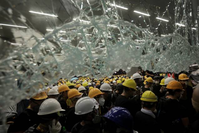 Manifestantes se reúnem após invadirem o prédio do Conselho Legislativo durante o aniversário da transferência de Hong Kong para a China, em Hong Kong - 01/07/2019 Manifestantes se reúnem após invadirem o prédio do Conselho Legislativo durante o aniversário da transferência de Hong Kong para a China, em Hong Kong - 01/07/2019