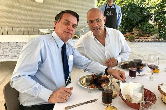 Israeli ambassador Yossi Shelley E Jair Bolsonaro eat lunch in Brasilia.jpg Israeli ambassador Yossi Shelley E Jair Bolsonaro eat lunch in Brasilia.jpg