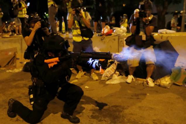 Policial faz disparo contra manifestantes que invadiram o Conselho Legislativo em Hong Kong - 01/07/2019 Policial faz disparo contra manifestantes que invadiram o Conselho Legislativo em Hong Kong - 01/07/2019