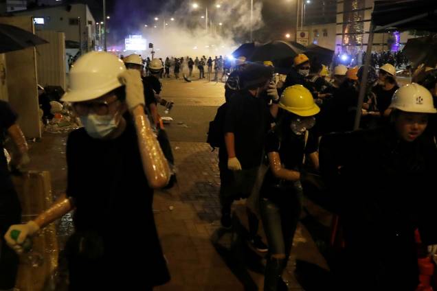 Manifestantes reagem após gás lacrimogêneo ser disparado pela polícia do lado de fora do prédio do Conselho Legislativo que foi invadido mais cedo - 01/07/2019 Manifestantes reagem após gás lacrimogêneo ser disparado pela polícia do lado de fora do prédio do Conselho Legislativo que foi invadido mais cedo - 01/07/2019
