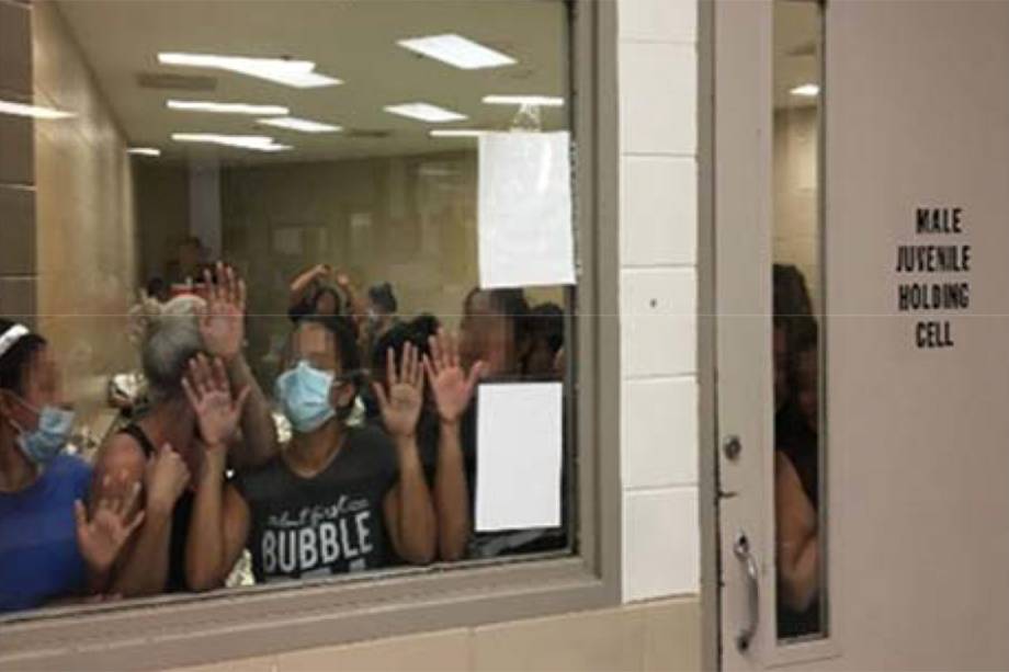 Entre as violações denunciadas pelo DHS estão a falta de lavanderias, chuveiros, comidas quentes e a possibilidade de mudança de roupa Entre as violações denunciadas pelo DHS estão a falta de lavanderias, chuveiros, comidas quentes e a possibilidade de mudança de roupa