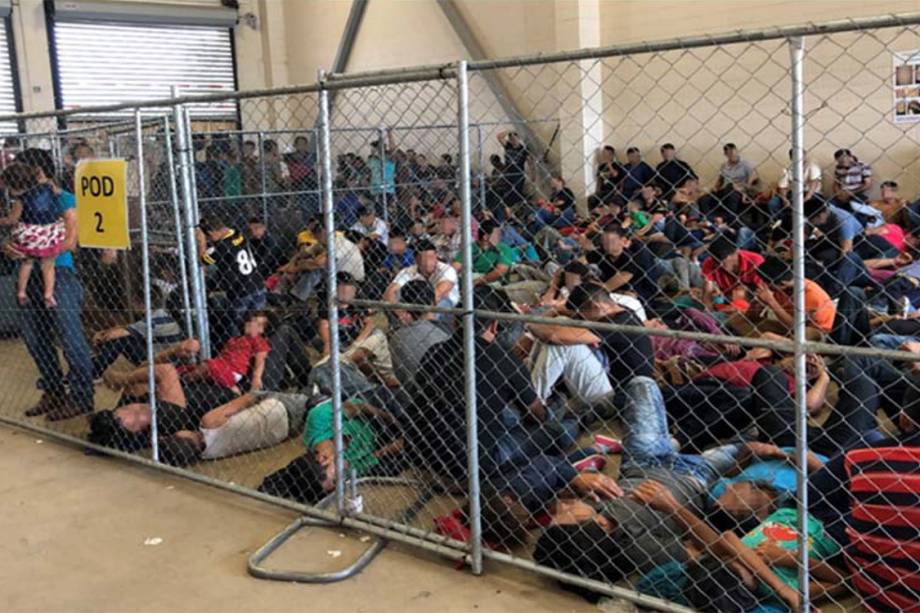 As fotos no relatório revelam celas abarrotadas e habitações divididas por telas de arame As fotos no relatório revelam celas abarrotadas e habitações divididas por telas de arame