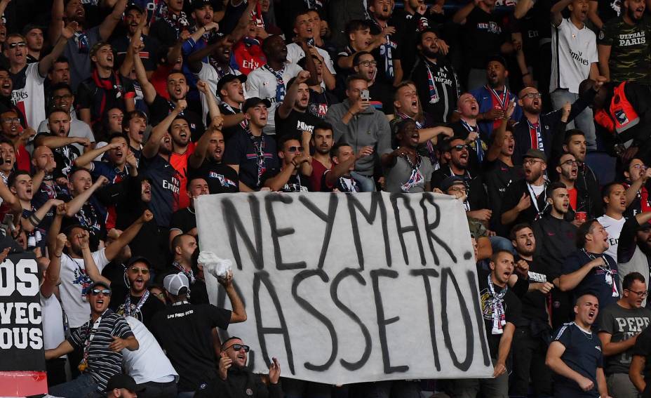 Torcedores do PSG seguram uma faixa que diz "Neymar, vaza daqui!" antes da estreia da equipe pelo campeonato francês contra o Nimes Olympique, no estádio Parc des Princes, em Paris. Torcedores do PSG seguram uma faixa que diz "Neymar, vaza daqui!" antes da estreia da equipe pelo campeonato francês contra o Nimes Olympique, no estádio Parc des Princes, em Paris.