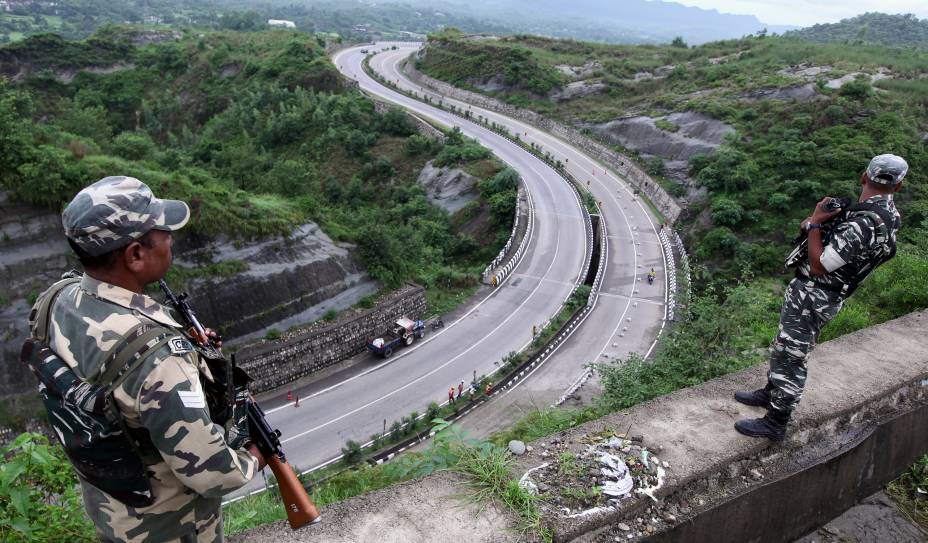 Militares indianos montam guarda na estrada de Jammu-Srinagar, em Nagrota, na Índia. Militares indianos montam guarda na estrada de Jammu-Srinagar, em Nagrota, na Índia.