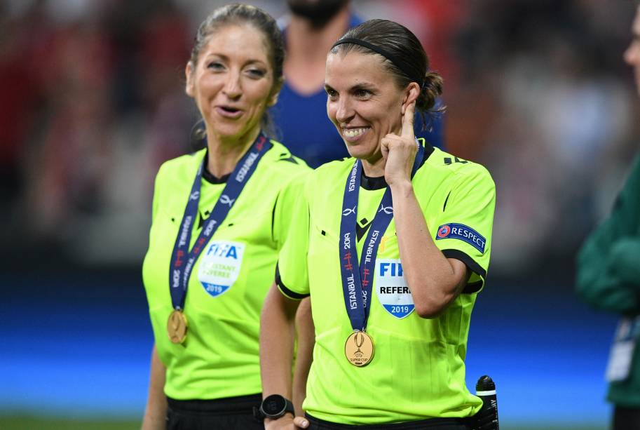 Árbitra Stephanie Frappart ao lado da árbitra assistente Manuela Nicolosi depois da final da Supercopa da UEFA entre Liverpool e Chelsea, no Besiktas Park Stadium, em Istambul. Foi a primeira vez que uma mulher apitou uma final europeia. Árbitra Stephanie Frappart ao lado da árbitra assistente Manuela Nicolosi depois da final da Supercopa da UEFA entre Liverpool e Chelsea, no Besiktas Park Stadium, em Istambul. Foi a primeira vez que uma mulher apitou uma final europeia.