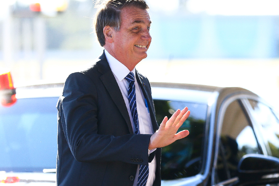 O presidente Jair Bolsonaro acena ao deixar o Palácio da Alvorada, em Brasília