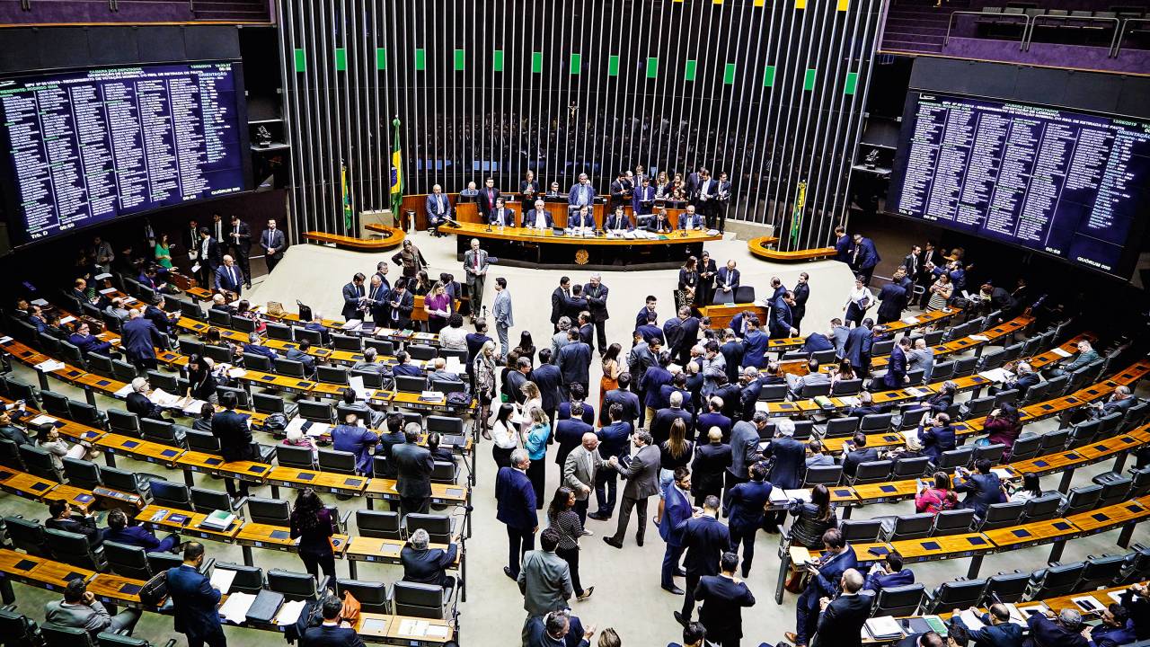 FALTA DE VERGONHA - Congresso: aumento do fundo eleitoral de 1,7 bilhão para 3,7 bilhões de reais a partir de 2020