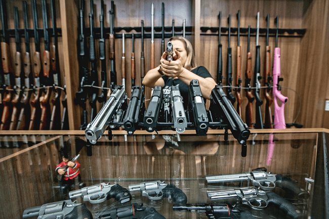 DECRETO-ARMAS-LOJA-2019 ALVO ERRADO - Loja de armas em São Paulo: a maior parte das pessoas não concorda com a flexibilização do porte
