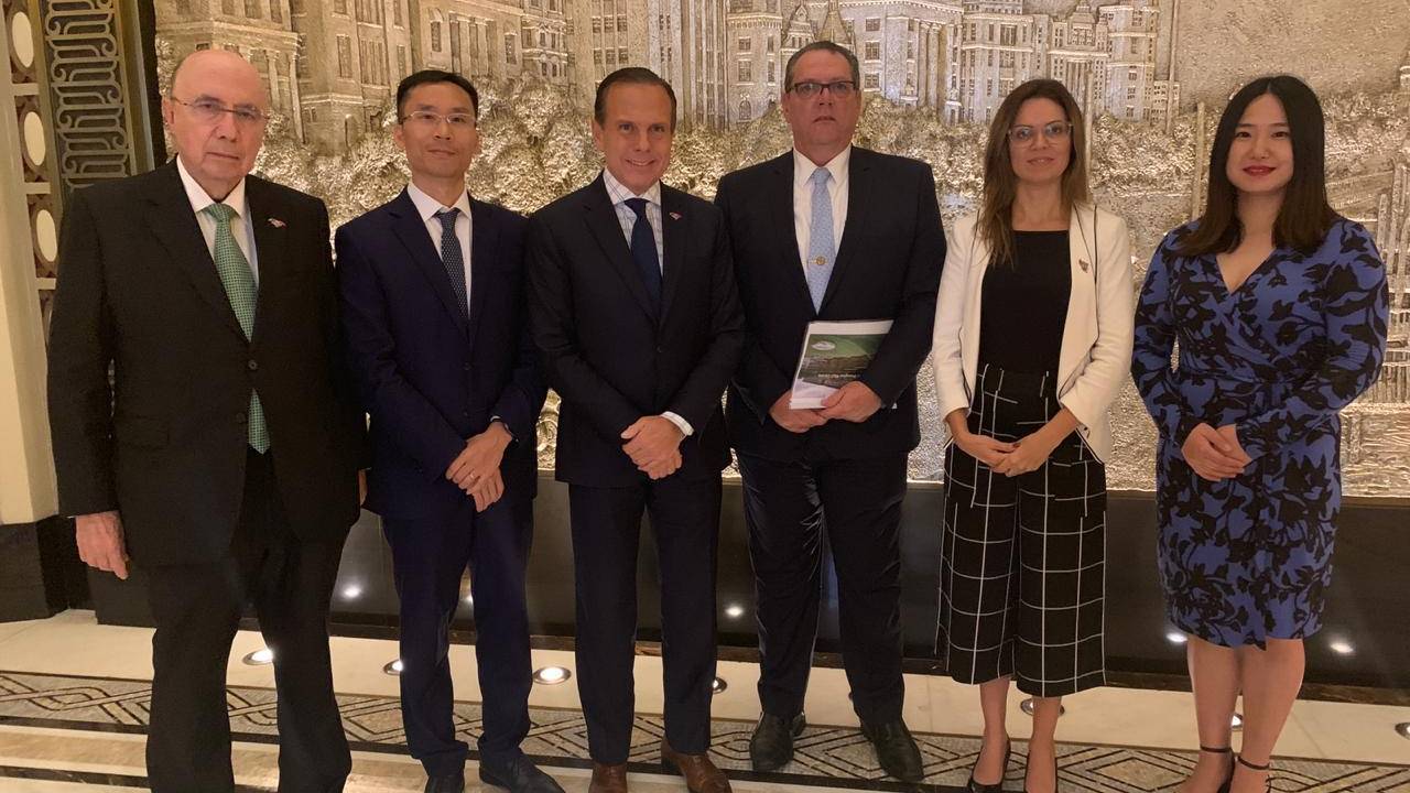 Ao lado de executivos da Huawei e integrantes do governo de SP, João Doria anuncia investimento da gigante chinesa no estado