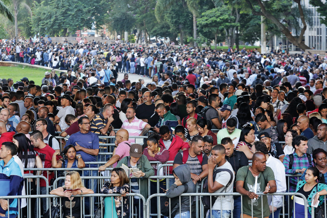 DESESPERO - Fila por emprego em São Paulo: o problema é desafio para Bolsonaro