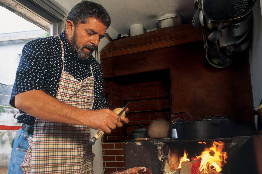 Lula cozinhando no Sítio Riacho Grande, em 1995.