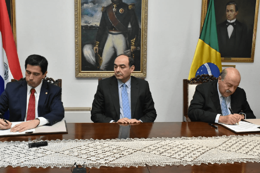 O embaixador do Brasil em Assunção, Carlos Alberto Simas Magalhães (dir.), assina anulação do acordo com autoridades paraguaias: recuo para evitar crise maior - 01/08/2019