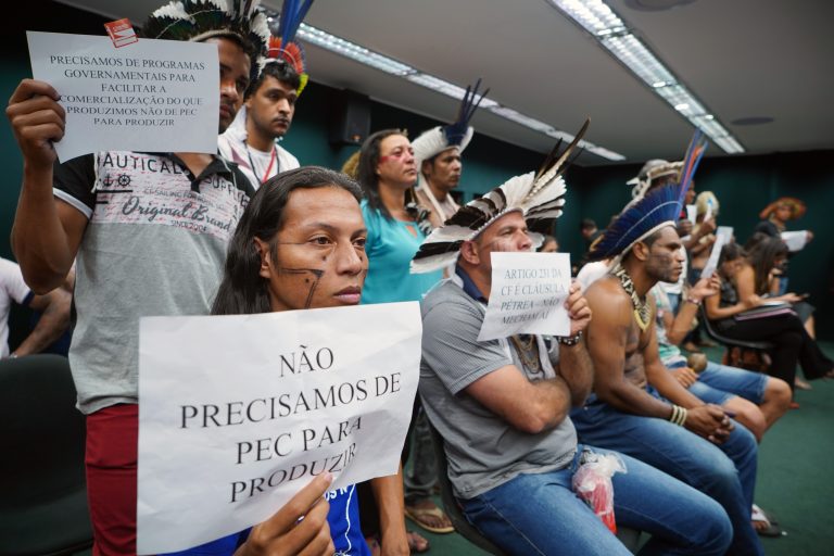 Integrantes de tribos indígenas protestam contra aprovação da PEC que libera agronegócio em reservas