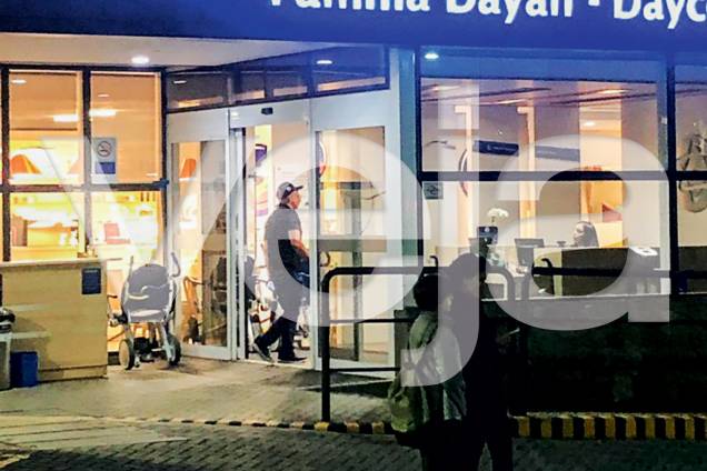 ROTINA HOSPITALAR - O ex-assessor chega sozinho, de boné preto e óculos de grau... ROTINA HOSPITALAR - O ex-assessor chega sozinho, de boné preto e óculos de grau...