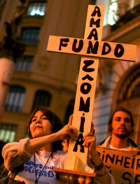 Manifestantes e ativistas protestam contra as queimadas e o desmatamento da Floresta Amazônica, no Rio de Janeiro - 23/8/2019