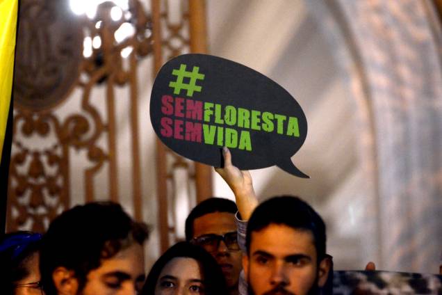 Manifestantes e ativistas protestam contra as queimadas e o desmatamento da Floresta Amazônica, no Rio de Janeiro - 23/8/2019 Manifestantes e ativistas protestam contra as queimadas e o desmatamento da Floresta Amazônica, no Rio de Janeiro - 23/8/2019