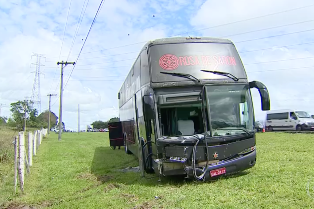 Romeiro morre atropelado na Via Dutra por ônibus da banda Rosa de Saron