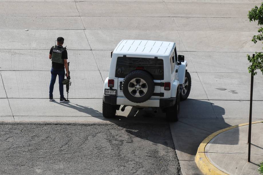 Membro do Cartel de Sinaloa anda armado pelas ruas de Cualitán - 17/10/2019