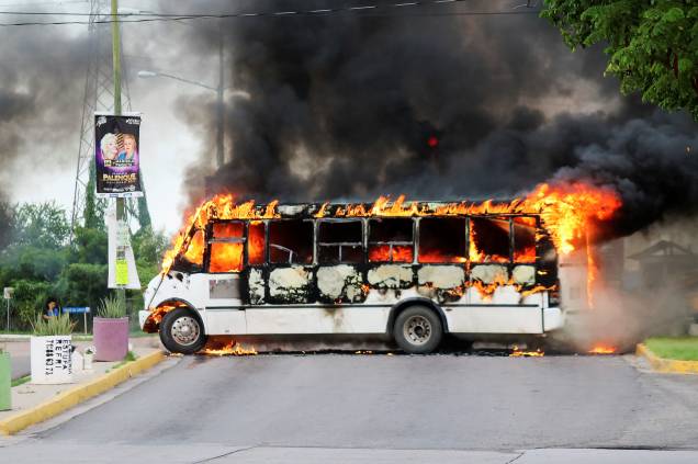 Membros do cartel de Sinaloa incendiam ônibus na cidade de Cualitán - 17/10/2019 Membros do cartel de Sinaloa incendiam ônibus na cidade de Cualitán - 17/10/2019