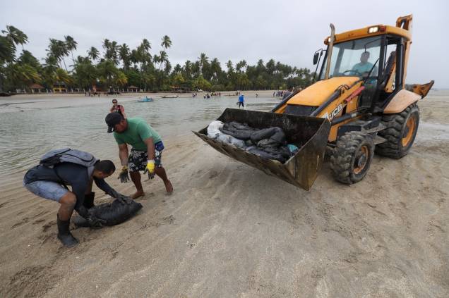 Desde o dia 30 de agosto, praias de todos os nove estados do Nordeste, ao longo de mais de 2.000 quilômetros, vêm sendo contaminadas por um vazamento de petróleo cru cuja origem ainda não foi identificada. Destinos turísticos, como a Praia de Carneiros (foto), em Pernambuco, foram afetados. Veja nas imagens a seguir outros paraísos ameaçados Desde o dia 30 de agosto, praias de todos os nove estados do Nordeste, ao longo de mais de 2.000 quilômetros, vêm sendo contaminadas por um vazamento de petróleo cru cuja origem ainda não foi identificada. Destinos turísticos, como a Praia de Carneiros (foto), em Pernambuco, foram afetados. Veja nas imagens a seguir outros paraísos ameaçados
