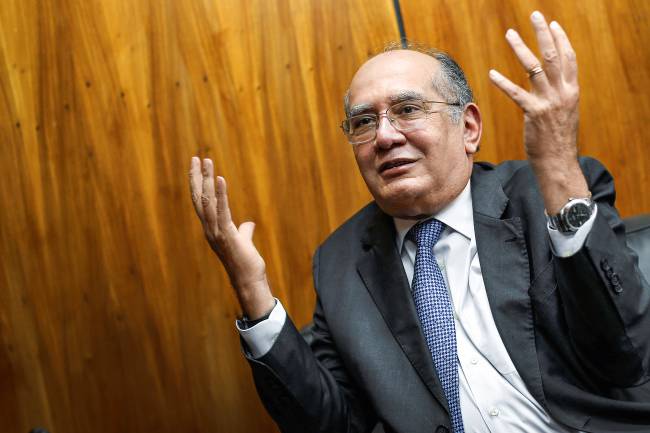 Judge Gilmar Mendes gestures during an interview with Reuters in Brasilia Os efeitos do possível fim da condenação em segunda instância