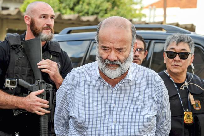 Joao Vaccari, treasurer of Brazil’s ruling Workers’ Party, is escorted by police as he arrives to a legal medical institute in Curitiba Os efeitos do possível fim da condenação em segunda instância