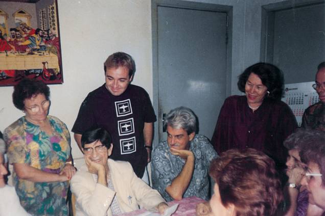 Gugu com a mãe, dona Maria, e Chico Xavier em Uberaba, 1993 Gugu com a mãe, dona Maria, e Chico Xavier em Uberaba, 1993