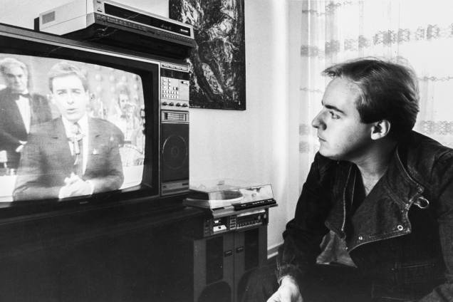 Gugu assistindo a si mesmo na TV Gugu assistindo a si mesmo na TV