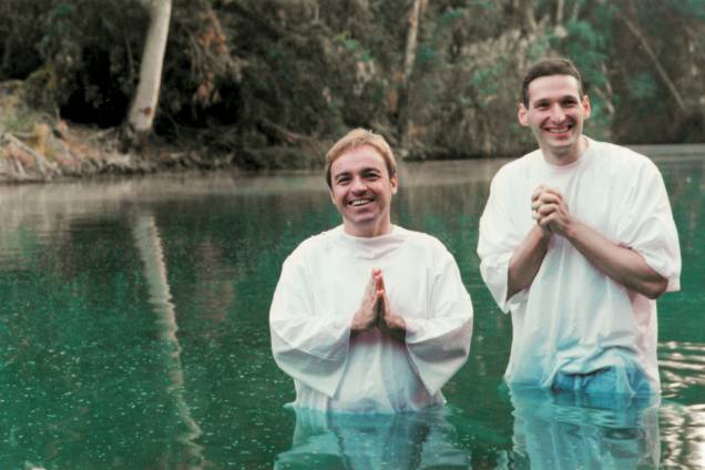 Gugu com padre Marcelo Rossi, no rio Jordão, onde ele foi batizado, em Yadernit, Israel, em dezembro de 1999 Gugu com padre Marcelo Rossi, no rio Jordão, onde ele foi batizado, em Yadernit, Israel, em dezembro de 1999