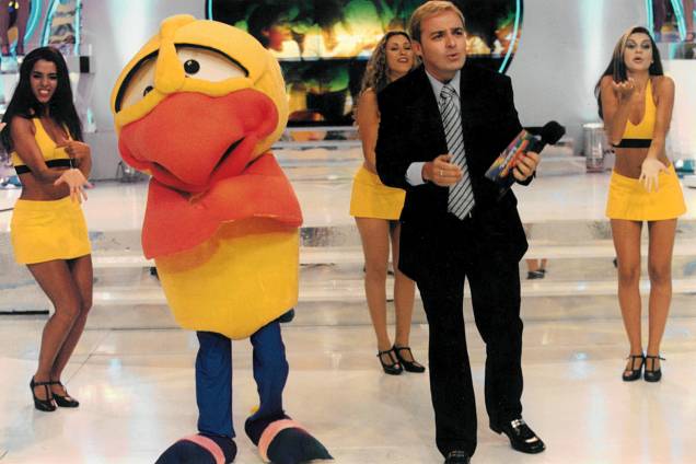 Gugu apresentando o programa "Domingo Legal", em fevereiro de 1999 Gugu apresentando o programa "Domingo Legal", em fevereiro de 1999