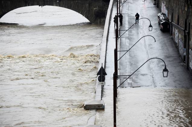 Pessoas caminham próximo às margens do rio Pó, quando ele atinge um nível crítico, enquanto chuvas torrenciais varrem a Itália inundando partes do centro da cidade de Turim, na Itália — 24/11/2019 Pessoas caminham próximo às margens do rio Pó, quando ele atinge um nível crítico, enquanto chuvas torrenciais varrem a Itália inundando partes do centro da cidade de Turim, na Itália — 24/11/2019