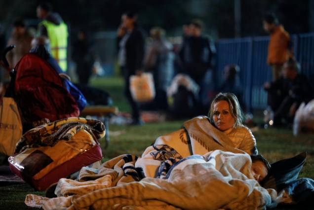 Uma mulher descansa ao lado de uma criança em um campo improvisado para condenados em Durres, Albânia — 26/11/2019 Uma mulher descansa ao lado de uma criança em um campo improvisado para condenados em Durres, Albânia — 26/11/2019
