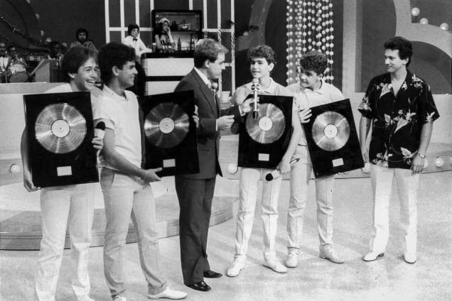 Gugu entrega disco de platina ao grupo Dominó Gugu entrega disco de platina ao grupo Dominó