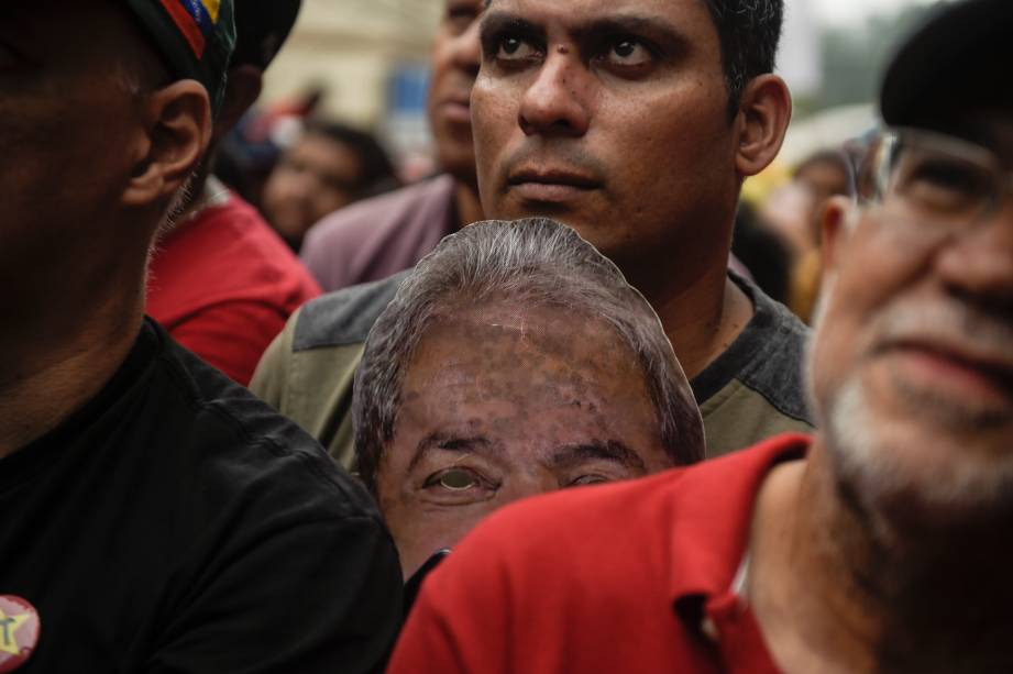 Apoiadores do ex-presidente Lula em ato em frente ao Sindicato dos Metalúrgicos, em São Bernardo do Campo-SP