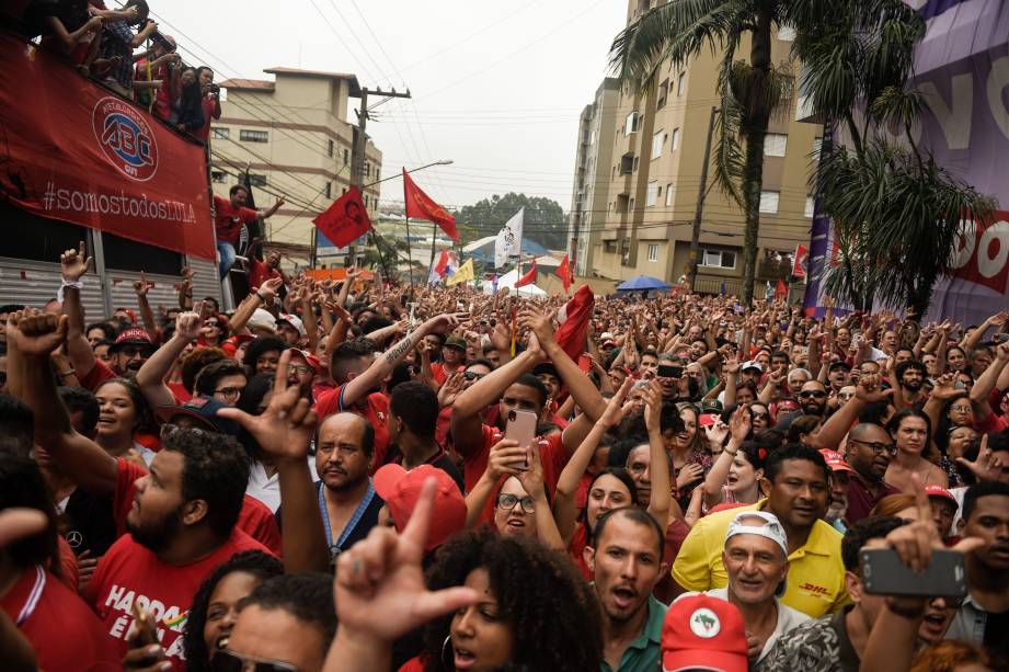 O ex-presidente Lula falou ao público em ato no em frente ao Sindicato dos Metalúrgicos, em São Bernardo do Campo-SP