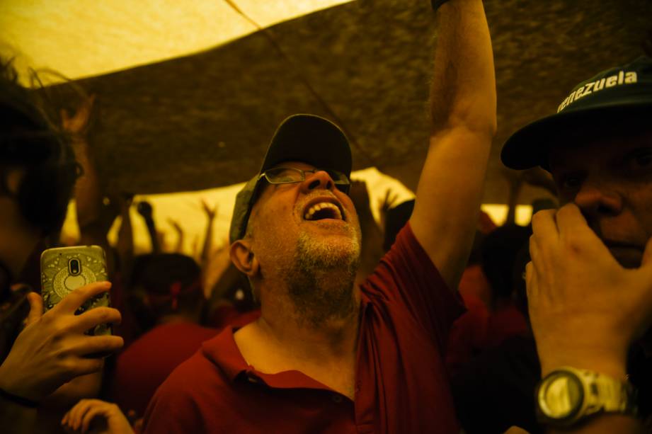 Apoiadores do ex-presidente Lula em ato em frente ao Sindicato dos Metalúrgicos, em São Bernardo do Campo-SP