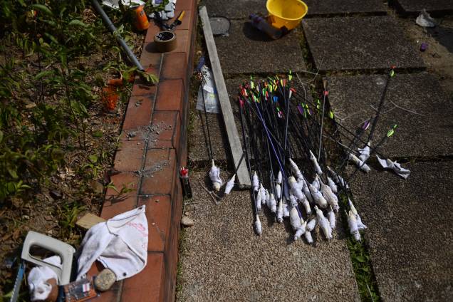 Flechas são vistas no chão dentro da Universidade Politécnica no distrito de Tsim Sha Tusi durante um protesto antigovernamental em Hong Kong, China Flechas são vistas no chão dentro da Universidade Politécnica no distrito de Tsim Sha Tusi durante um protesto antigovernamental em Hong Kong, China
