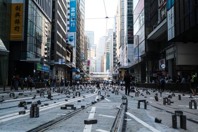 Manifestantes montam tijolos para bloquear o tráfego durante um protesto no distrito central de Hong Kong. Manifestantes montam tijolos para bloquear o tráfego durante um protesto no distrito central de Hong Kong.