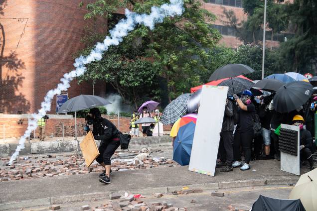 Manifestantes antigovernamentais confrontam com a polícia na Universidade Politécnica de Hong Kong Manifestantes antigovernamentais confrontam com a polícia na Universidade Politécnica de Hong Kong