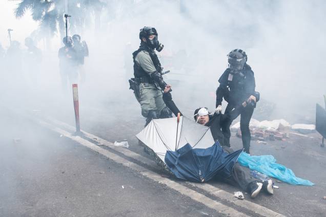 A polícia prende manifestantes antigovernamentais na Universidade Politécnica de Hong Kong A polícia prende manifestantes antigovernamentais na Universidade Politécnica de Hong Kong