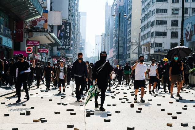 Os manifestantes confrontam a polícia na Nathan Road durante a manifestação. Como um impasse continuou em Hong Kong, os manifestantes entraram em conflito com a polícia perto da Universidade Politécnica de Hong Kong, em Kowloon, levando a várias prisões e feridos Os manifestantes confrontam a polícia na Nathan Road durante a manifestação. Como um impasse continuou em Hong Kong, os manifestantes entraram em conflito com a polícia perto da Universidade Politécnica de Hong Kong, em Kowloon, levando a várias prisões e feridos