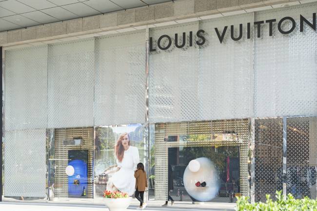 Fachada de uma loja da marca francesa Louis Vuitton, em Pequim, na China