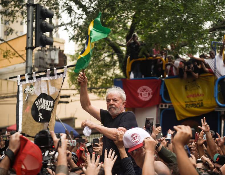 Apoiadores carregam o ex-presidente Lula em ato em frente ao Sindicato dos Metalúrgicos, em São Bernardo do Campo-SP