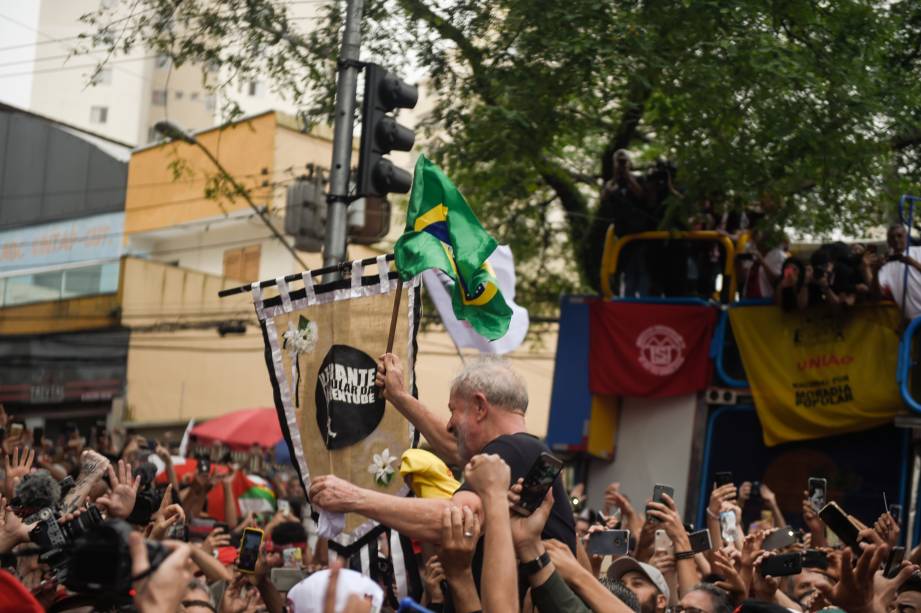 Apoiadores carregam o ex-presidente Lula em ato em frente ao Sindicato dos Metalúrgicos, em São Bernardo do Campo-SP