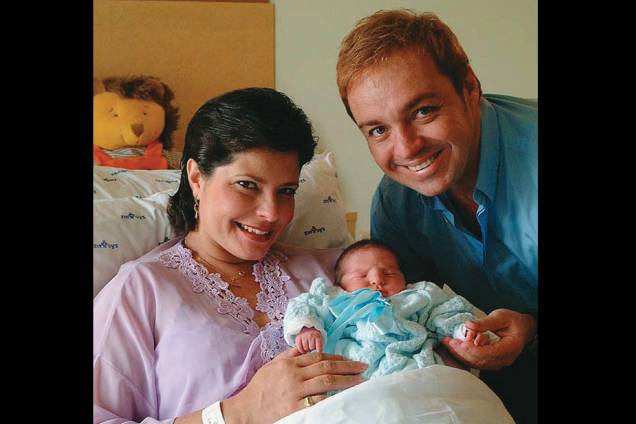 O apresentador Gugu Liberato e a médica Rose Mirian Souza Di Matteo com o filho recém-nascido João Augusto, na maternidade do Hospital São Luiz. O apresentador Gugu Liberato e a médica Rose Mirian Souza Di Matteo com o filho recém-nascido João Augusto, na maternidade do Hospital São Luiz.