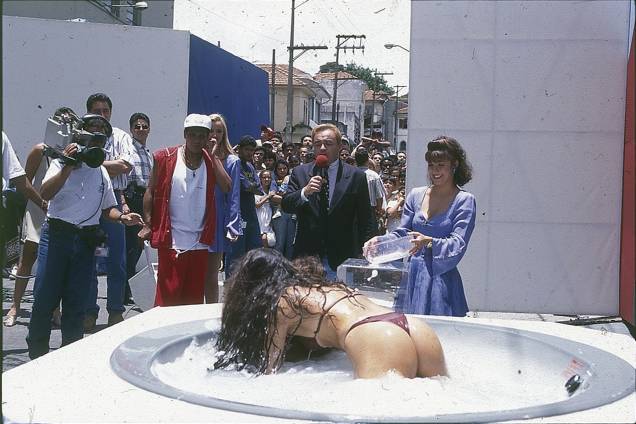 Gugu apresentando o quadro "A mulher na banheira", em 1995 Gugu apresentando o quadro "A mulher na banheira", em 1995