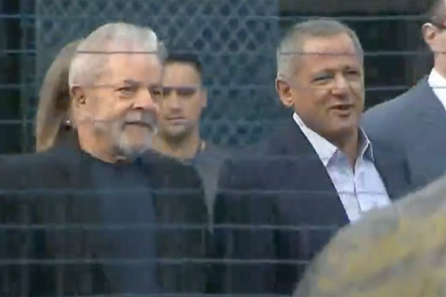 O ex-presidente Lula sai da prisão, em Curitiba O ex-presidente Lula sai da prisão, em Curitiba