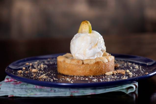 Para encerrar a refeição: tarte de maçã com crumble de iogurte e mel Para encerrar a refeição: tarte de maçã com crumble de iogurte e mel